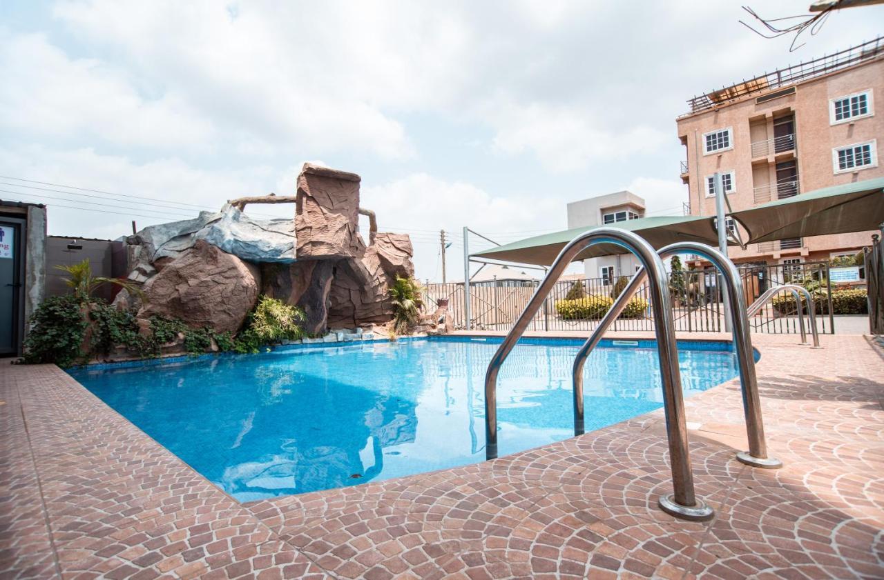 Plus 33 Hotel Nungua Екстериор снимка