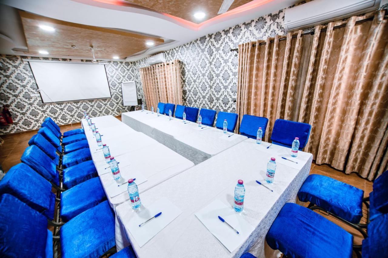 Plus 33 Hotel Nungua Екстериор снимка
