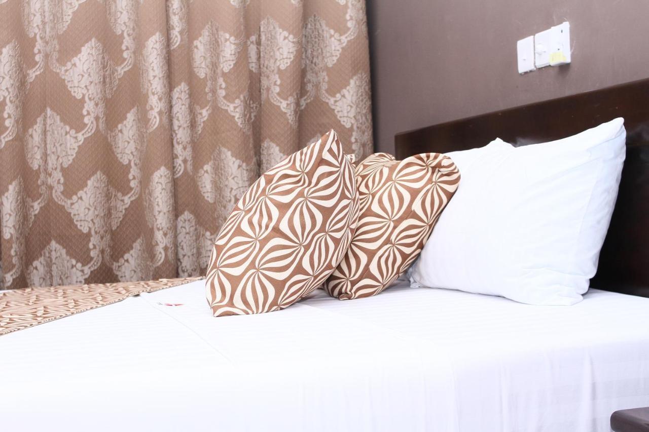 Plus 33 Hotel Nungua Екстериор снимка
