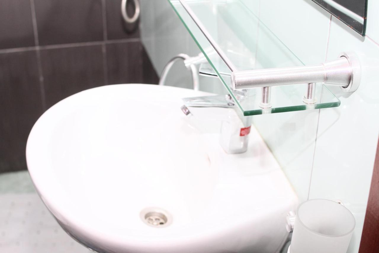 Plus 33 Hotel Nungua Екстериор снимка