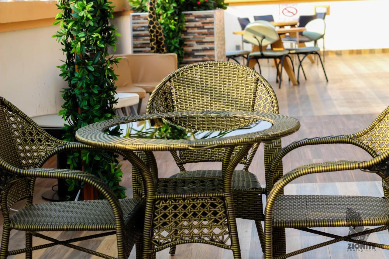 Plus 33 Hotel Nungua Екстериор снимка