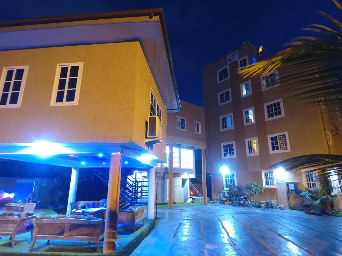 Plus 33 Hotel Nungua Екстериор снимка
