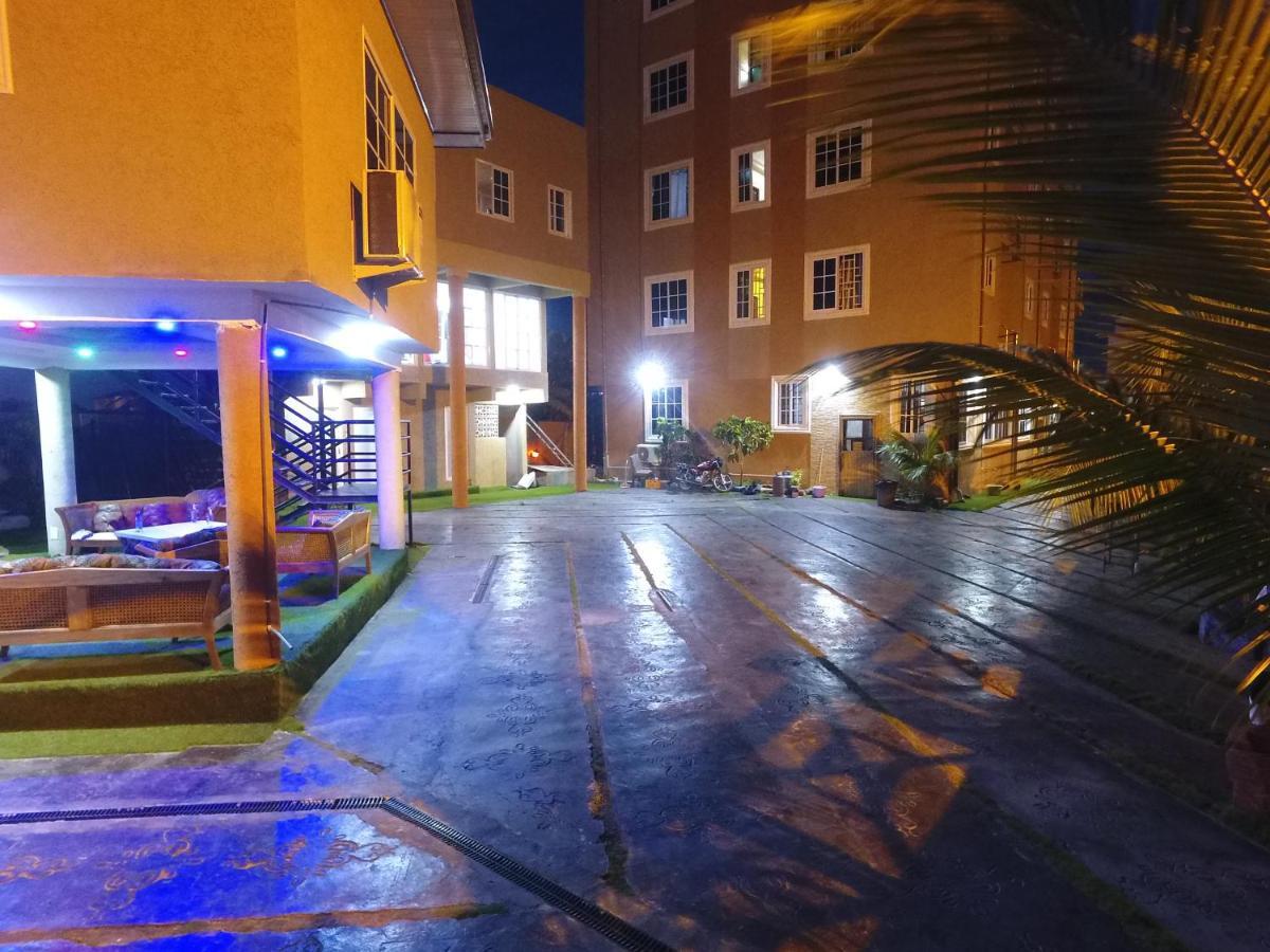 Plus 33 Hotel Nungua Екстериор снимка