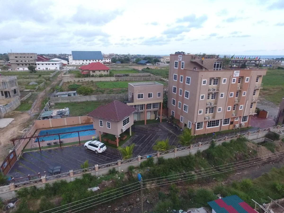 Plus 33 Hotel Nungua Екстериор снимка